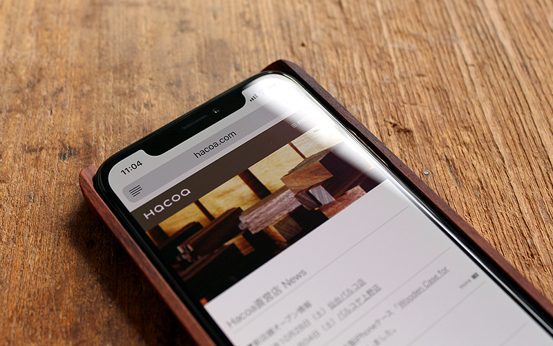 手作り感を活かした無垢のiPhone XS/X用木製アイフォンケース
