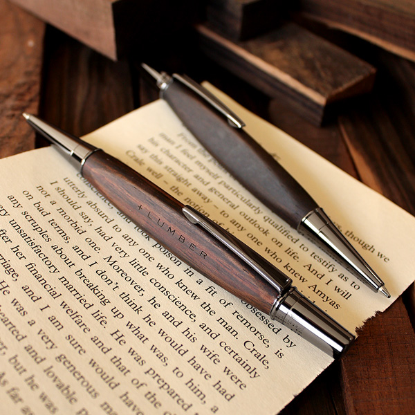 「TRIANGLE BODY BALLPOINT PEN(黒檀)」銘木をプラスした三角型ボールペン